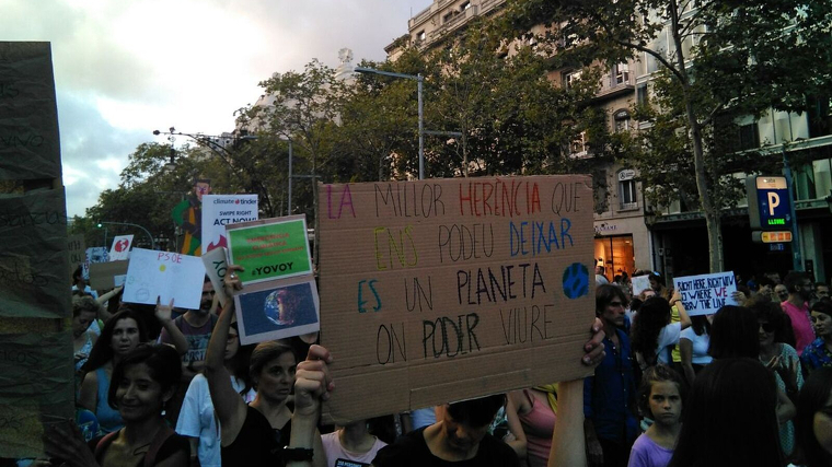 Milers de persones han sortit al carrer per reivindicar la lluita contra el canvi climàtic