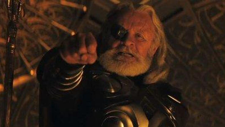 Odín (Hopkins) hechizando el martillo en 'Thor' (2011)