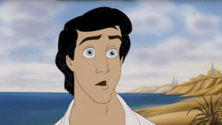 Príncipe Eric sorprendido al contemplar a Ariel en 'La Sirenita (1989)
