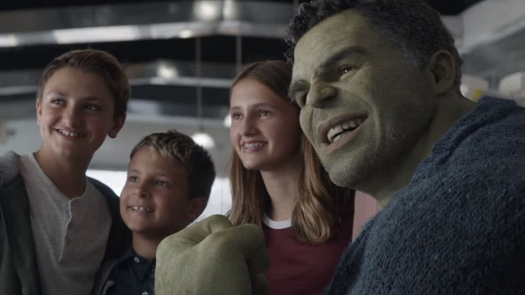 Profesor Hulk (Ruffalo) haciéndose el selfie final con sus fans