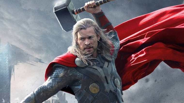 Thor (Hemsworth) portando mjolnir