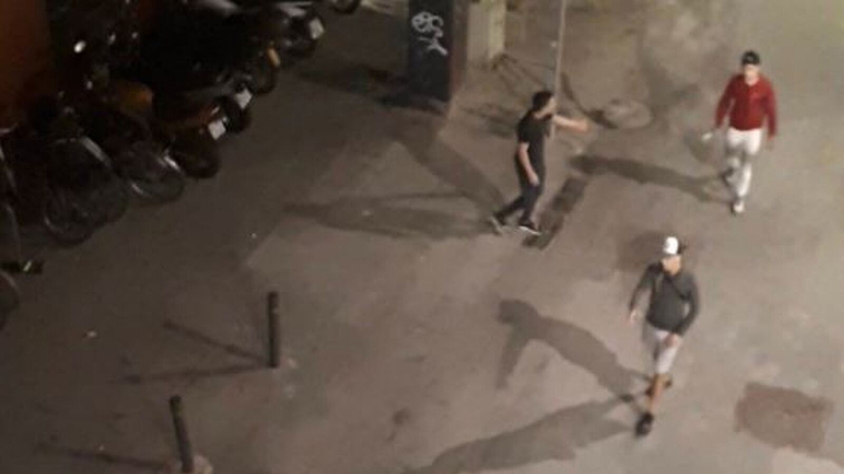 Un grup de joves va protagonitzar una baralla brutal el passat diumenge al barri del Gòtic