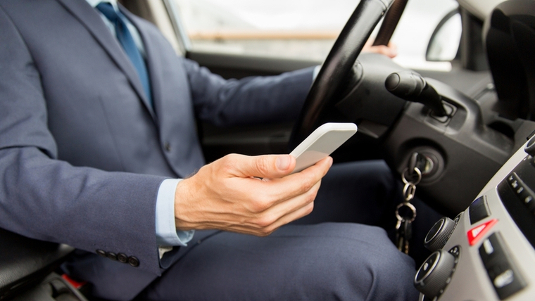 Utilitzar el mòbil al volant és el principal motiu de distracció a la carretera