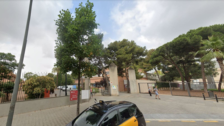 El grup catalanista va acudir al CAP de les Corts per exigir que rescindeixin el contracte d'una metgessa per no parlar en català