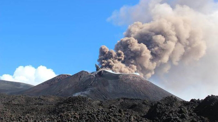 El volcÃ¡n Etna, en Sicilia, ha vuelto a entrar en erupciÃ³n este viernes
