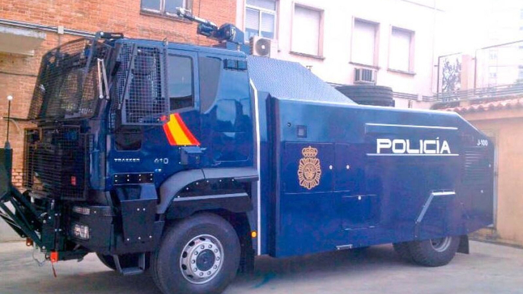 Camió de canó d'aigua de la Policia Nacional