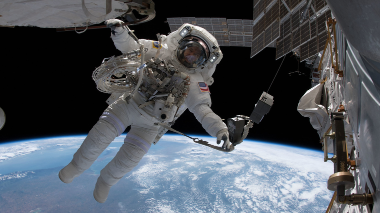 Imatge d'un astronauta des de l'Estació Espacial Internacional