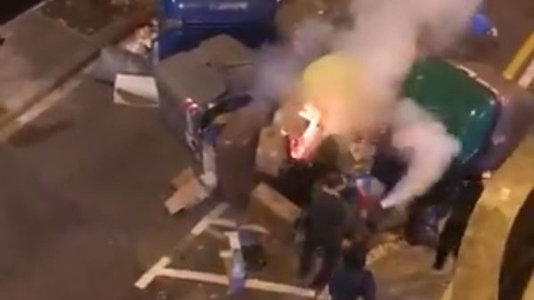L'home va intentar apagar un dels focs originats per les protestes violentes