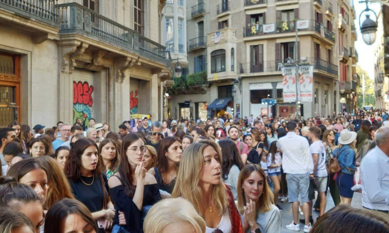 Més de 500 persones van omplir de gom a gom el 5è carrer més transitat d'Europa per donar la benvinguda a la primera botiga