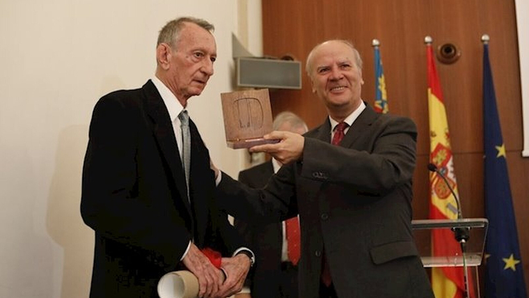 Rafael-LluÃ­s Ninyoles rep la Medalla d'Honor de l'AVL