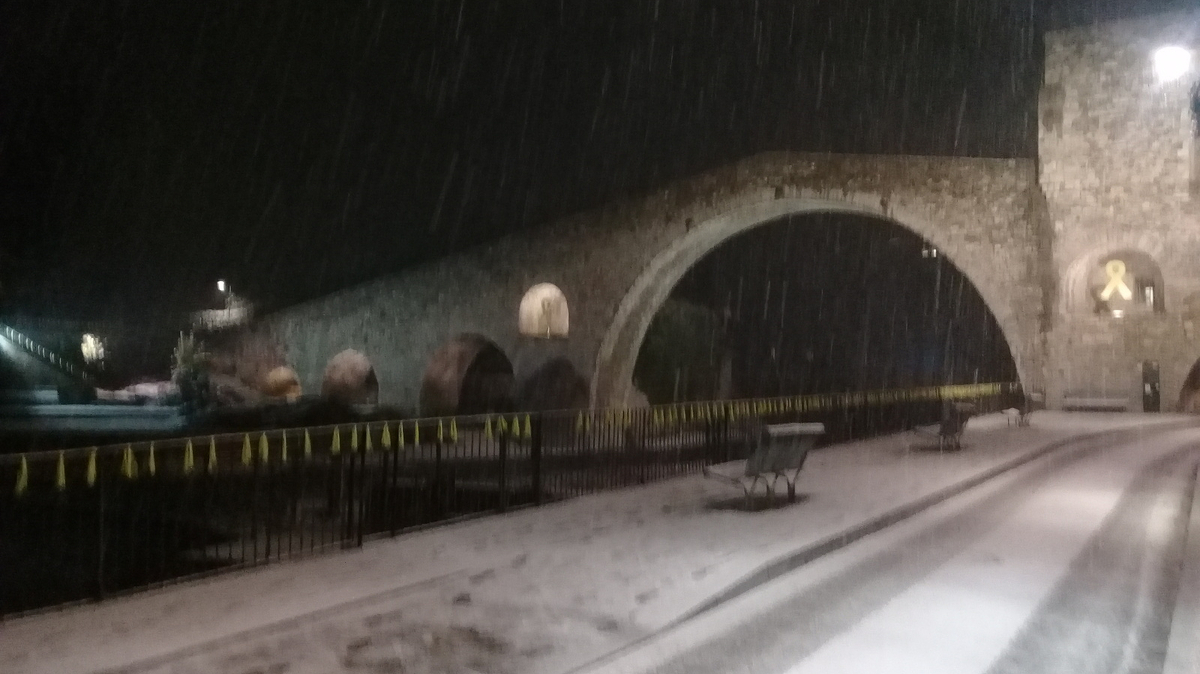 Imatge de la nevada testimonial d'ahir a la nit a Camprodon