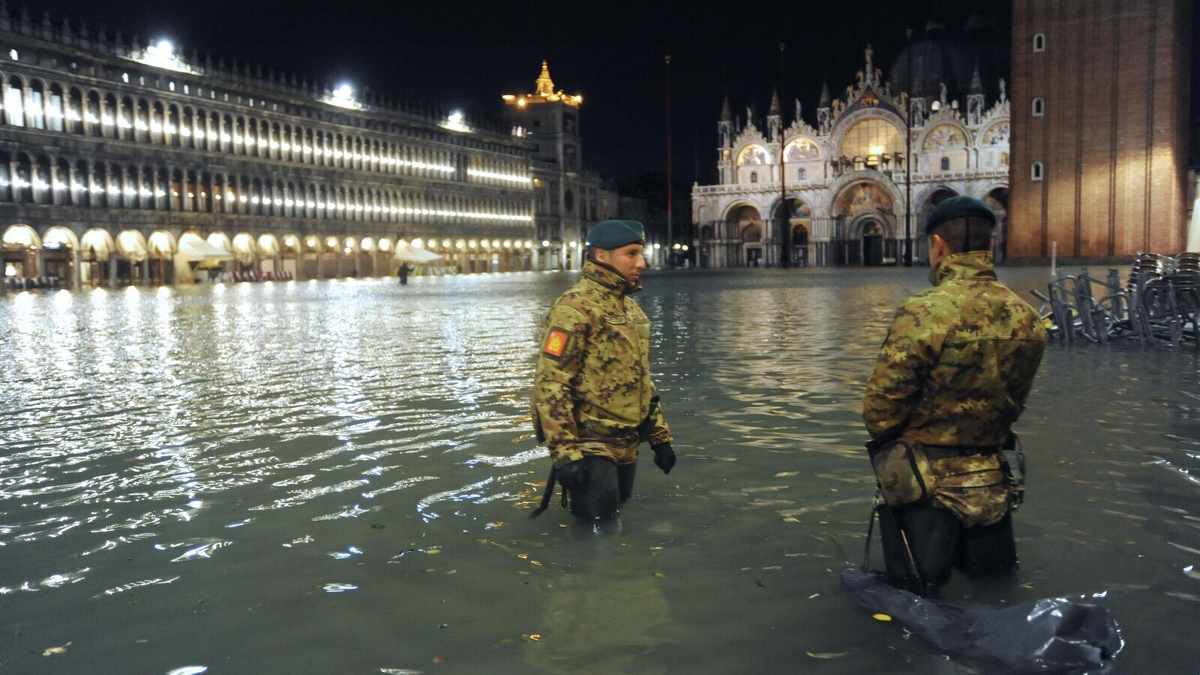 Imatge de l'emblemàtica plaça de Sant Marc de Venècia completament inundada i amb la presència de militars