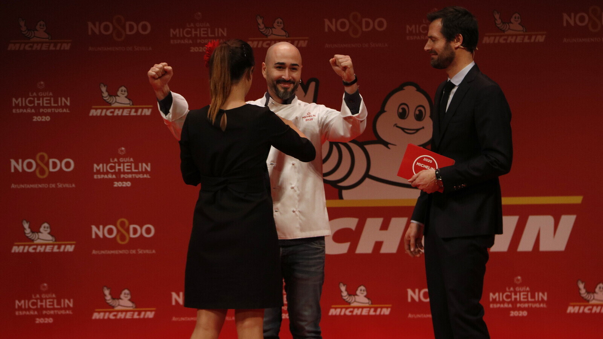 Moment en què Artur Martínez, del restaurant Aürt, rep la seva primera estrella a la gala de les Estrelles Michelin. Imatge del 20 de novembre de 2019