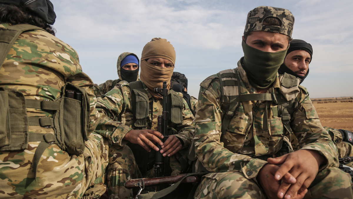 Soldats a la frontera de SÃ­ria amb Turquia, a punt de realitzar un atac a la zona nord-est de SÃ­ria