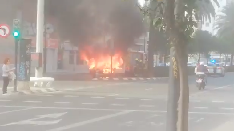 Incendi d'un cotxe en l'avinguda de Primat Reig de ValÃ¨ncia