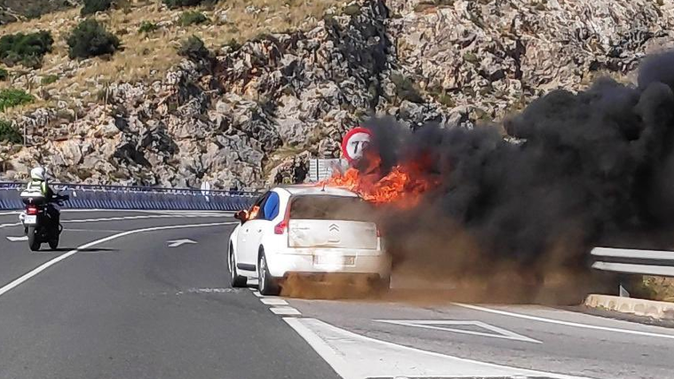 Un cotxe es crema en una carretera de Gandia