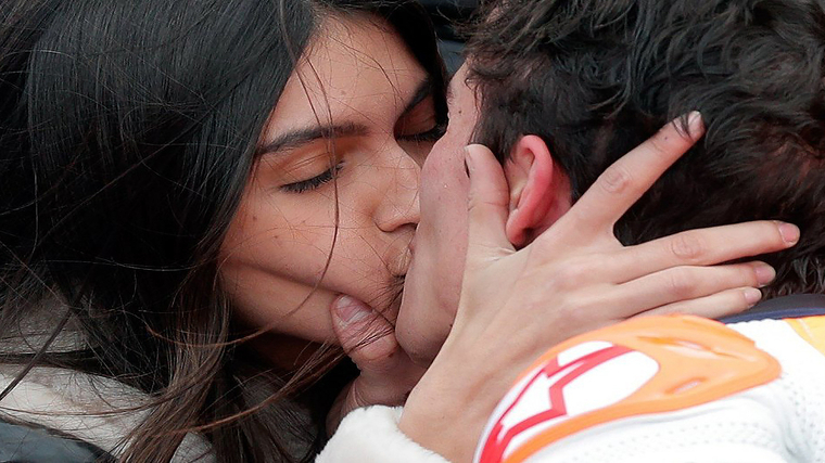 El petó de Lucía Rivera a Marc Márquez