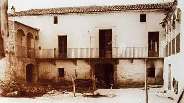 Imatge antiga del pati del Mas de la Sabatera de Montblanc.
