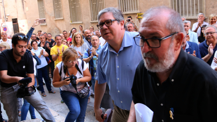 Imatge de l'alcalde de Roquetes, Paco Gas, accedint al jutjat de Tortosa acompanyat del seu advocat