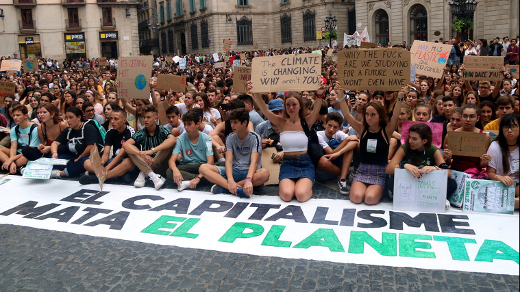 Imatge de les protestes contra el canvi climÃ tic aquest divendres a Barcelona