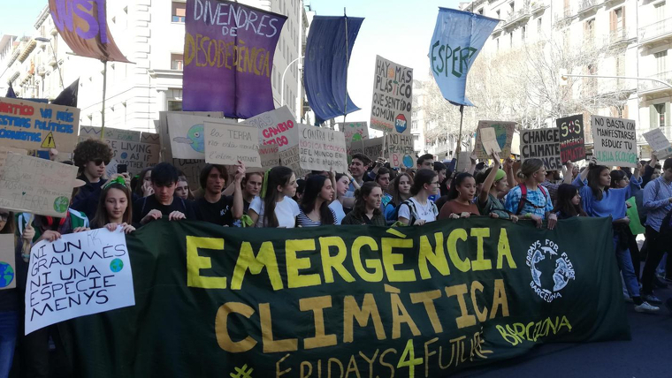 La manifestació dels estudiants contra el canvi climà tic al seu pas pel carrer Pelai de Barcelona