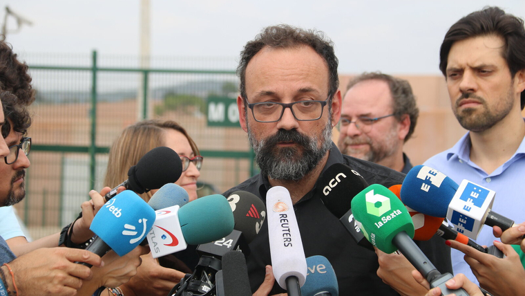 Benet Salellas, advocat de Jordi Cuixart, atenent els mitjans a les portes de Lledoners el 14 d'octubre del 2019