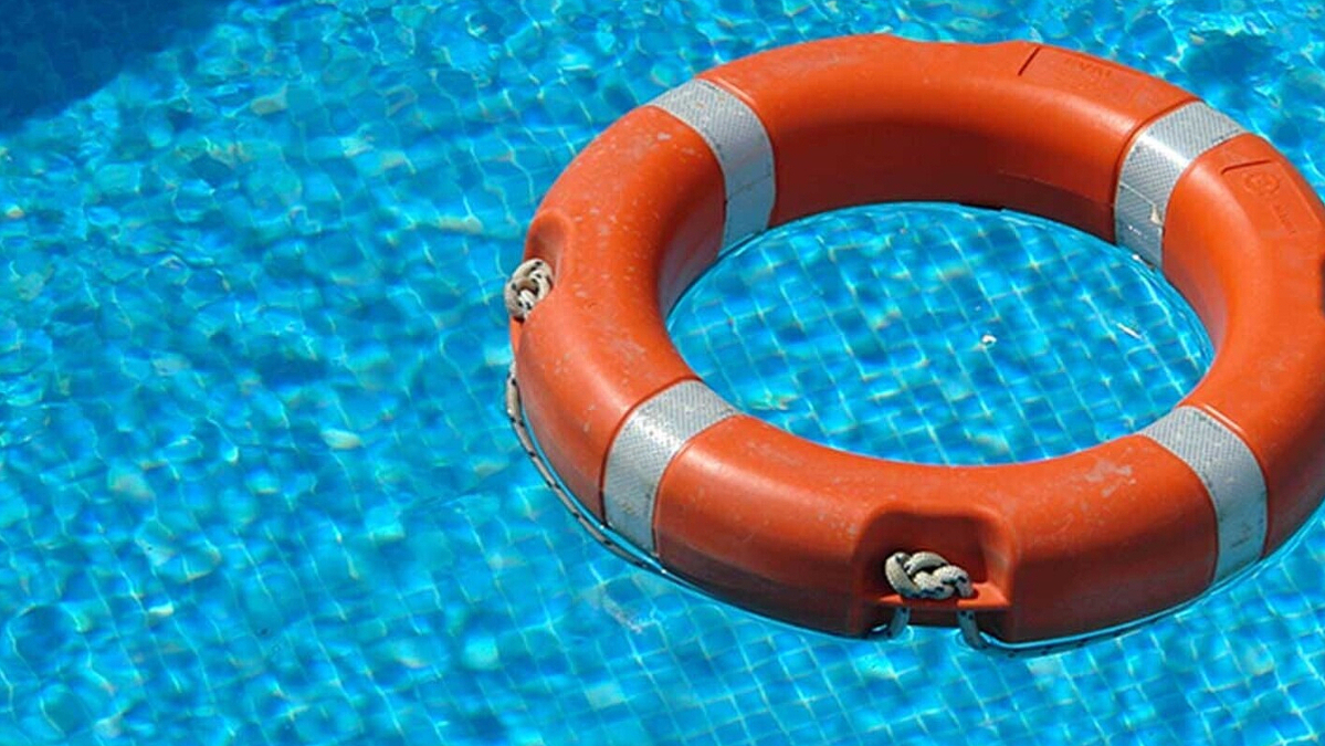 Imatge d'un flotador taronja en una piscina