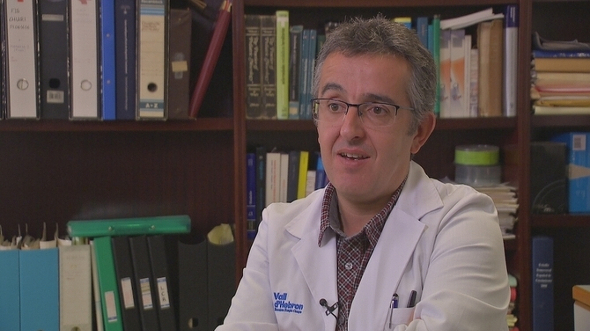Miquel Raspall, neuròleg pediàtric de l'Hospital Vall d'Hebron, parlant sobre la malaltia única de Clàudia