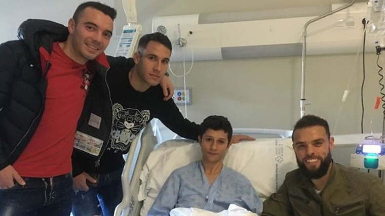 Hugo Mallo, Sergio Ãlvarez i Aspas visitant el jove Roi a l'hospital