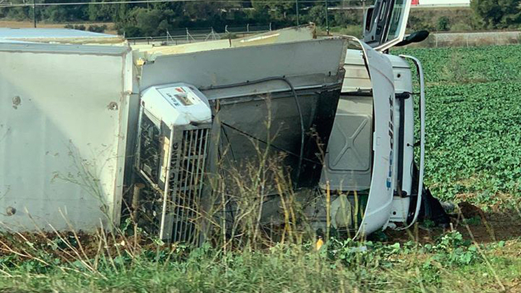 Imatge del camió que ha patit una sortida de via al mig d'un camp de Garrigàs el 12 de desembre del 2019