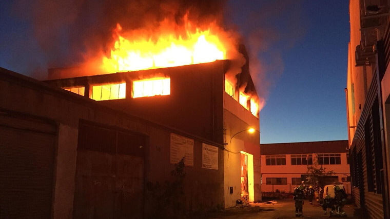 Incendi en una nau industrial prÃ²xima a Alacant