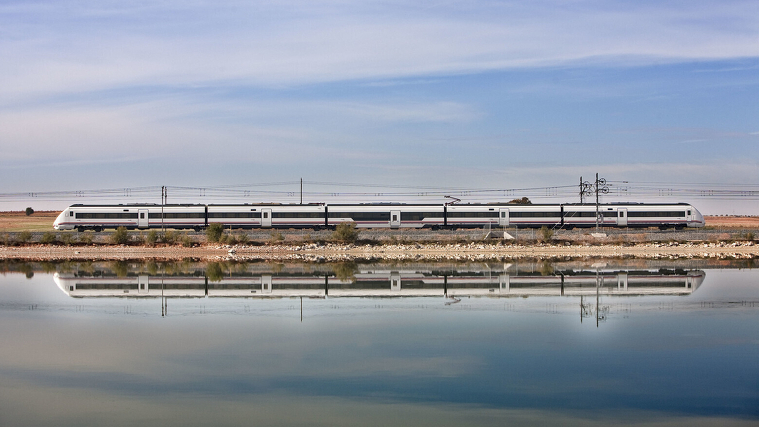 Imatge d'un paisatge amb un tren de Renfe