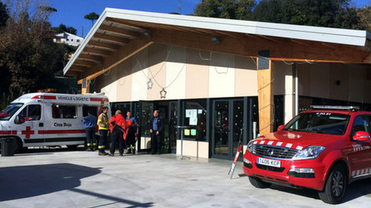 Efectius dels Bombers i de Creu Roja durant l'operatiu de cerca del desaparegut el 28 de desembre