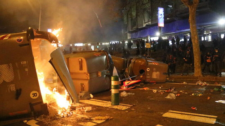 Contenidors incendiats pels manifestants concentrats a Travessera de Gràcia el 18 de desembre