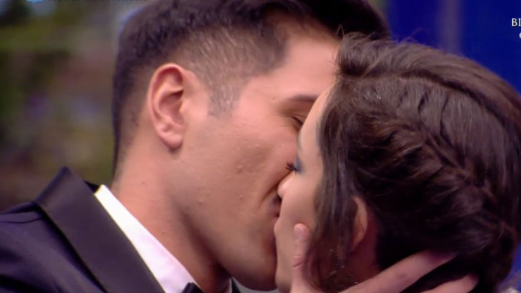 Gianmarco y Adara besÃ¡ndose