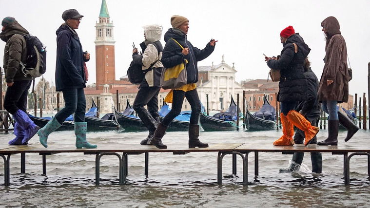 Imatge de les passarel·les que s'han instal·lat a Venècia per esquivar la marea alta
