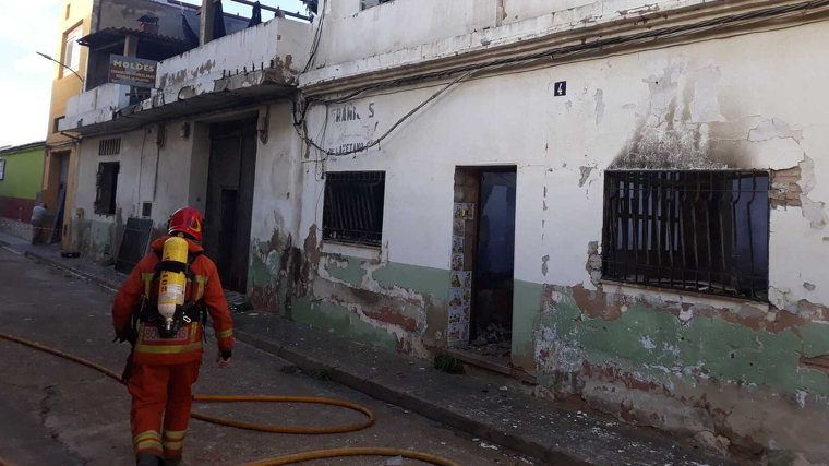 Una nau abandonada afectada per un incendi en Manises, en l'Horta de ValÃ¨ncia