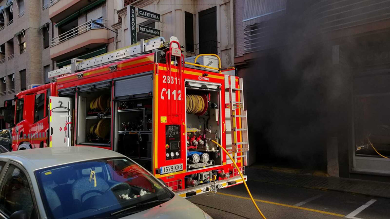 Els bombers en l'extinciÃ³ d'un incendi en Torrent, en l'Horta de ValÃ¨ncia