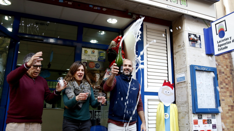 Els propietaris de l'administraciÃ³ de loteria nÃºmero 2 de BarberÃ  del VallÃ¨s, que han repartit part d'un quart premi i part d'un cinquÃ¨ de la Rifa de Nadal, obren cava al carrer, (22 de desembre de 2016)