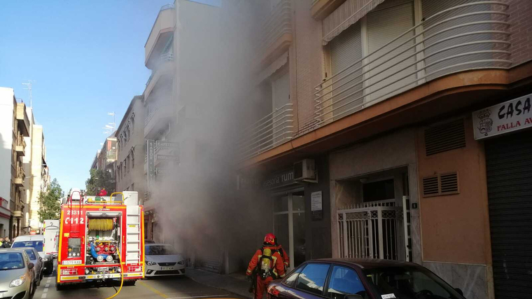 Els bombers intervenen en l'extinciÃ³ d'un incendi en Torrent, en l'Horta de ValÃ¨ncia