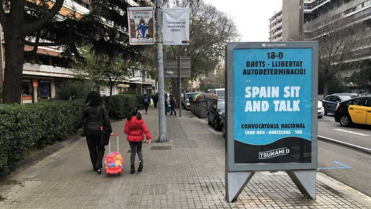 Cartell de la convocatòria de Tsunami al Camp Nou als carrers de Barcelona