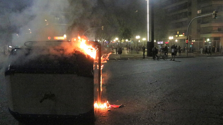 Un contenidor incendiat a la plaÃ§a Imperial Tarraco, desprÃ©s de la manifestaciÃ³