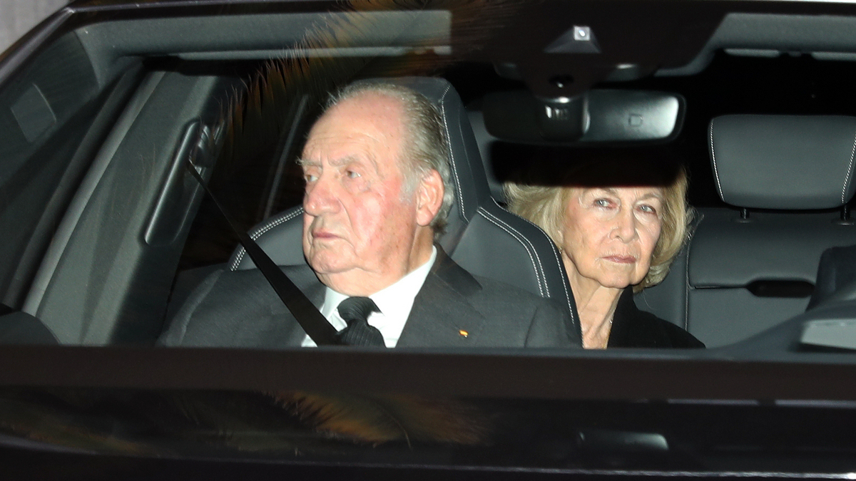 El rei Joan Carles I i la reina Sofia arribant a la capella ardent de Pilar de BorbÃ³ (08-01-2020)
