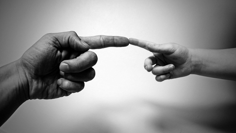 La mà d'un adult i la d'un/a menor
