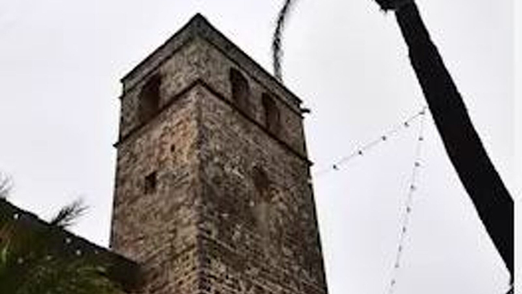 El fort vent del temporal 'GlÃ²ria' arranca el rellotge el campanar Sant Bartomeu de XÃ bia