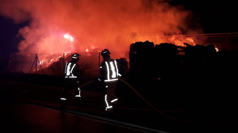 Incendi en una planta de reciclatge en Pedreguer, Marina Alta (Alacant)