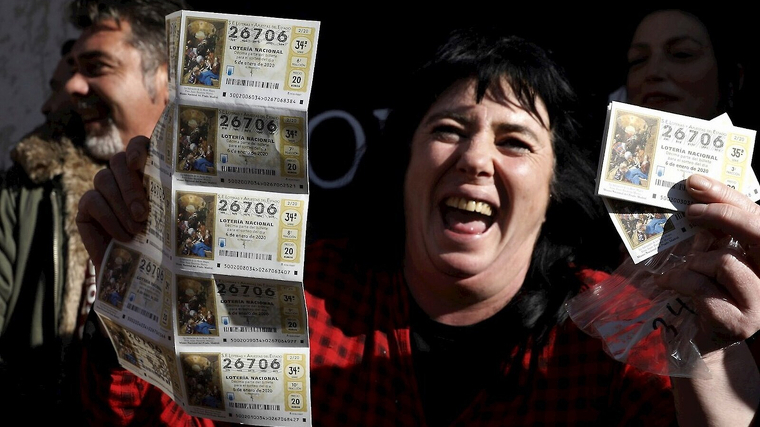 Una dona celebrant que li ha tocat la loteria