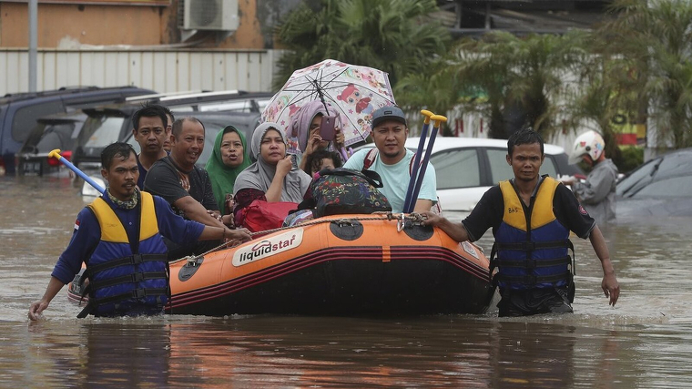 Imatge d'un grup de persones sent rescatades de les inundacions a IndonÃ¨sia