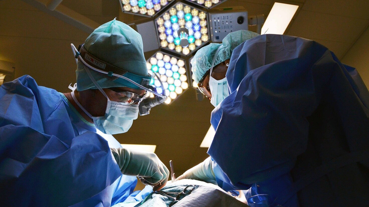 Dos metges en una operaciÃ³