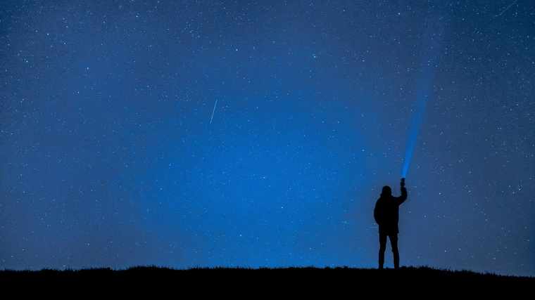 Un home observant les estrelles